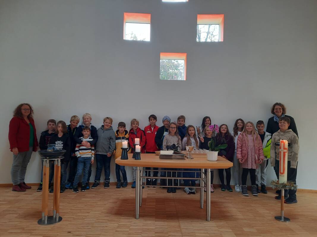 Gruppenbild Besuch evangelische Kirche
