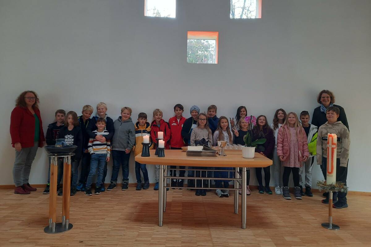 Gruppenbild Besuch evangelische Kirche